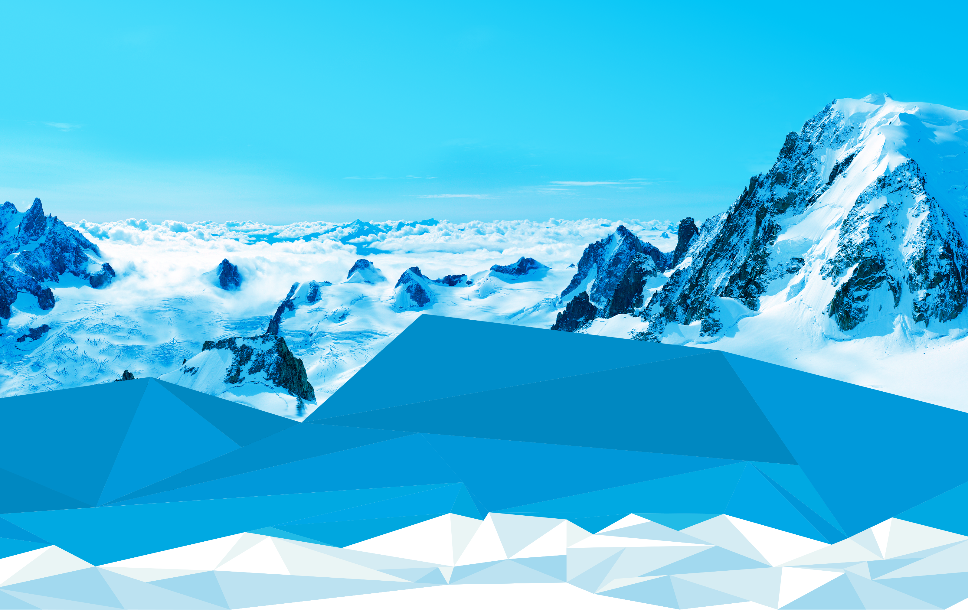 Schneebedeckte Berge mit blauem Himmel