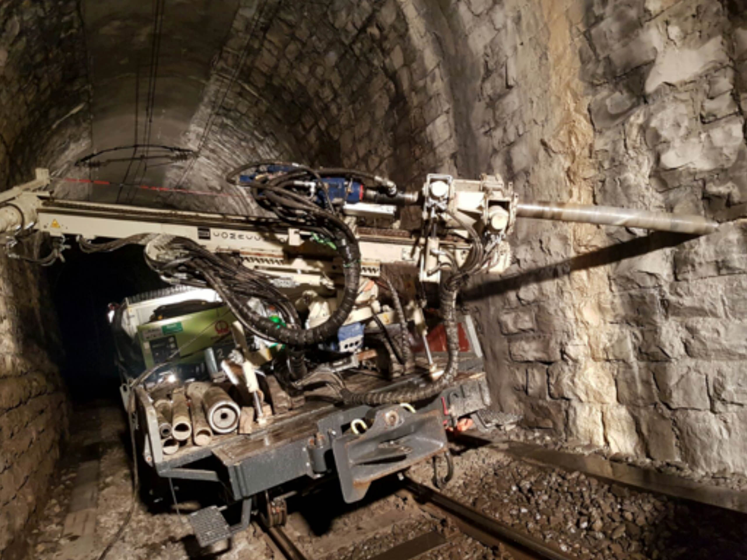 Bohrmaschine in kleinem Tunnel