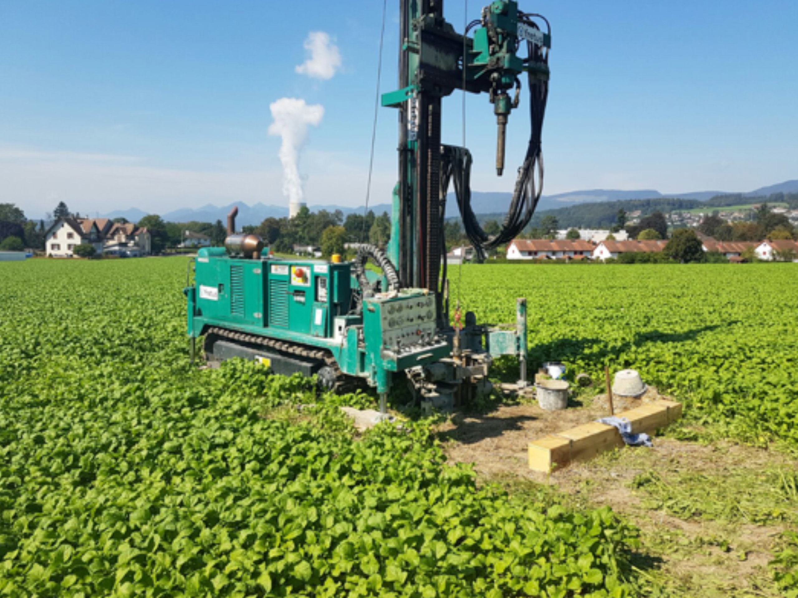Grosse Bohrmaschine in grünem Feld