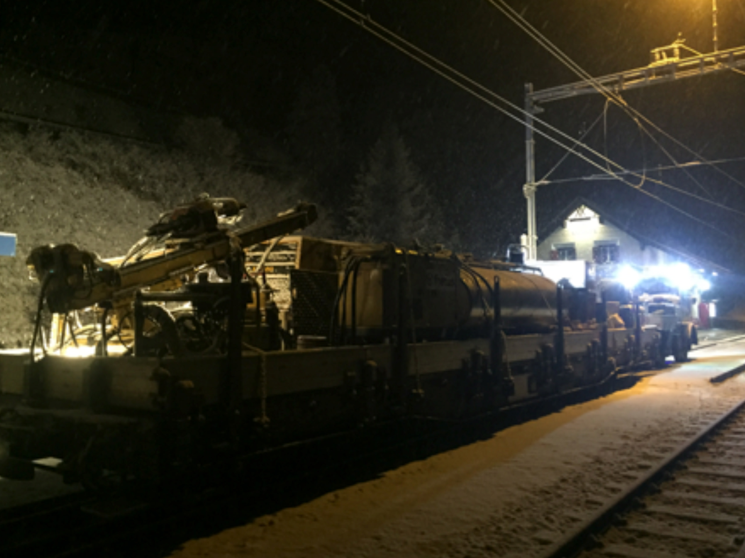 Maschine auf Bahngleisen in Tunnel