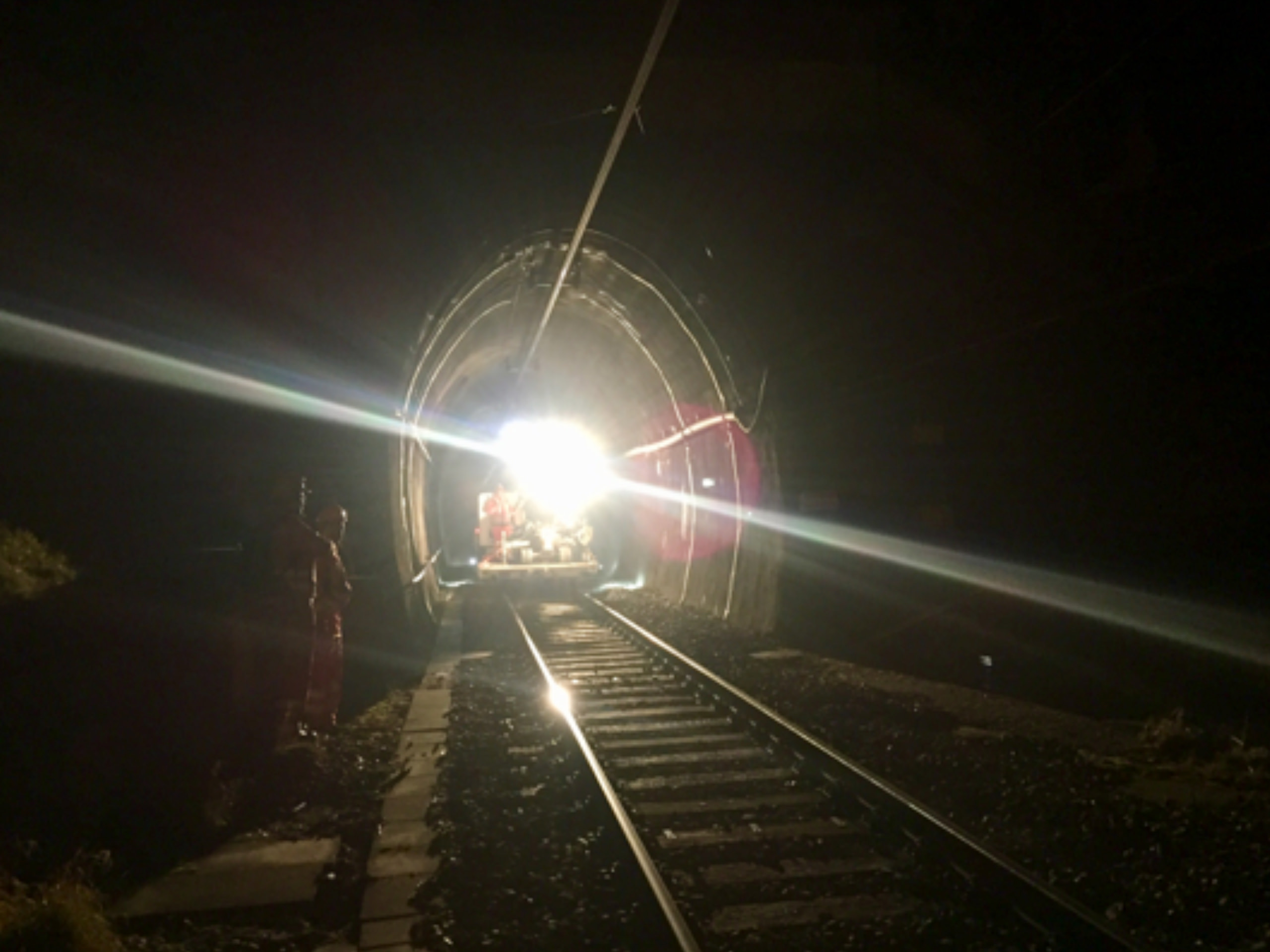 Dunkler Tunnel mit Lichtstrahl
