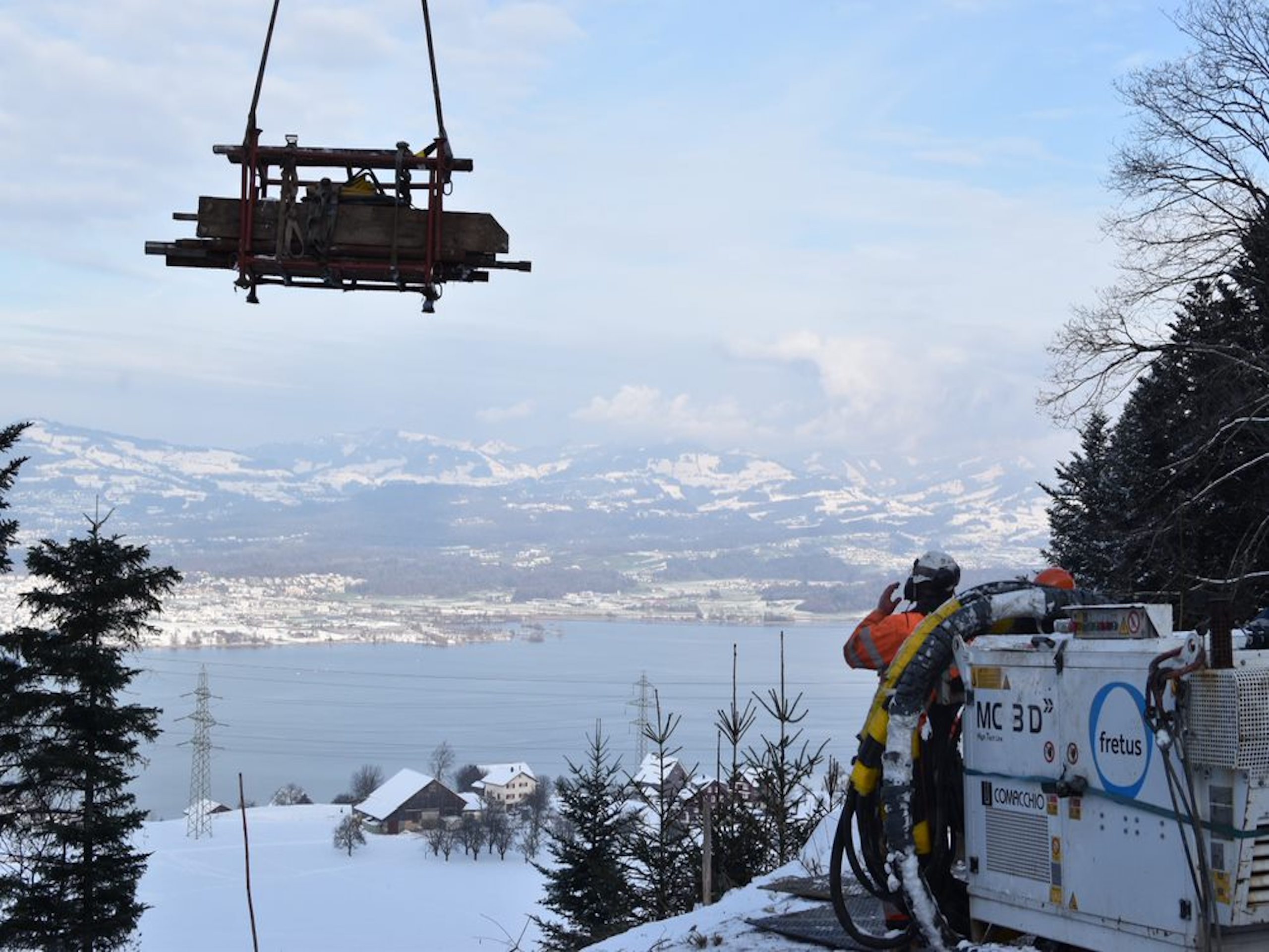 Bohrgerät wird per Kran über dem Zürichsee versetzt, Etzelwerk Altendorf