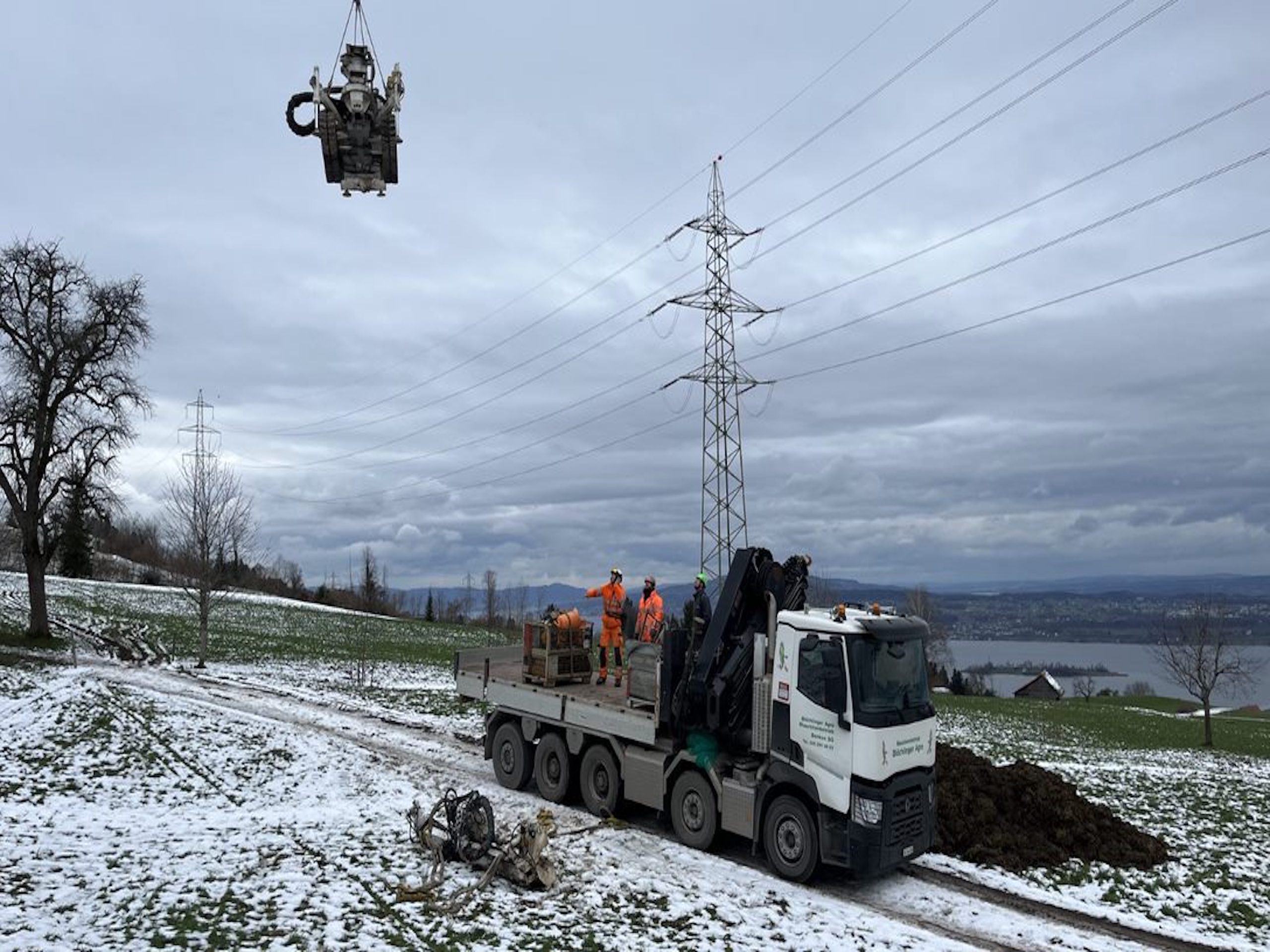 Transport des Bohrgeräts im Schnee, Etzelwerk Altendorf