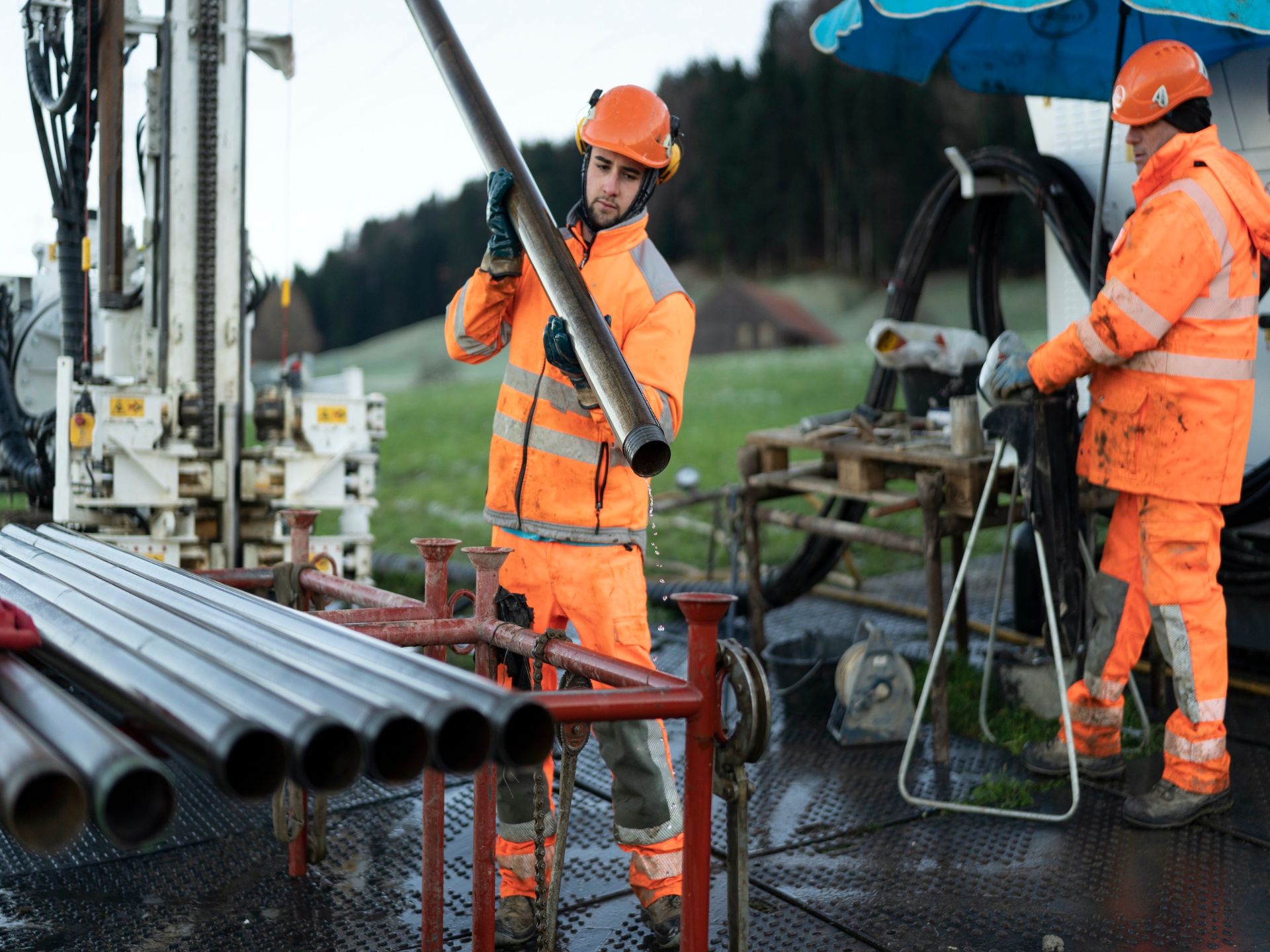 Mitarbeitende mit Bohrrohren, Etzelwerk Altendorf