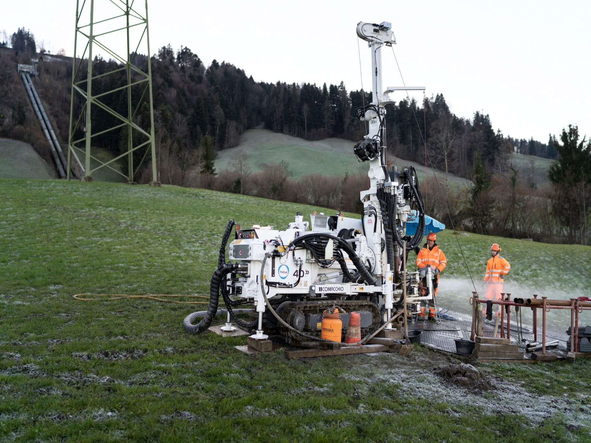 Bohrgerät unterhalb der Druckleitung, Etzelwerk Altendorf