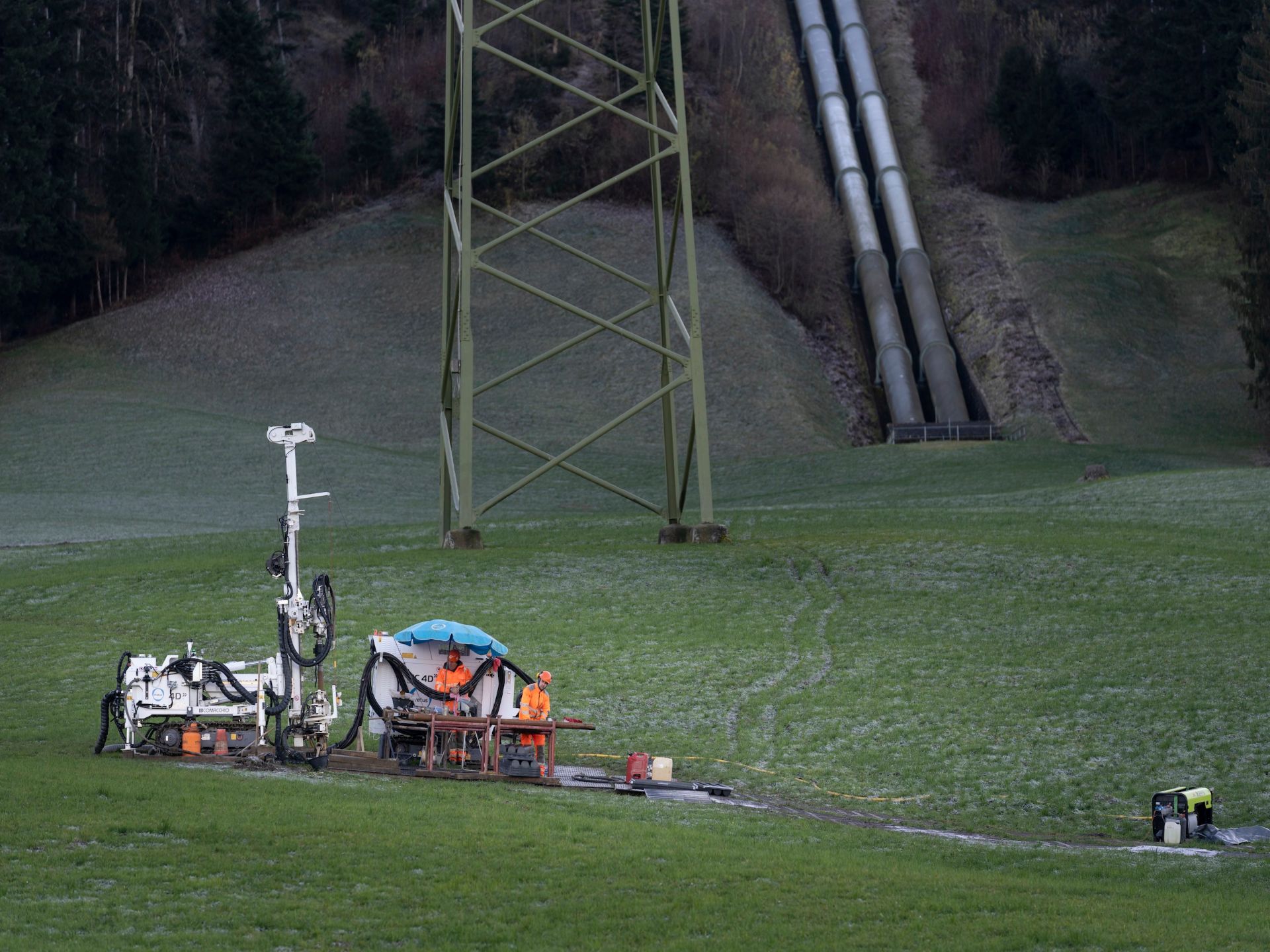 Bohrplatz neben den Druckleitungen, Etzelwerk Altendorf