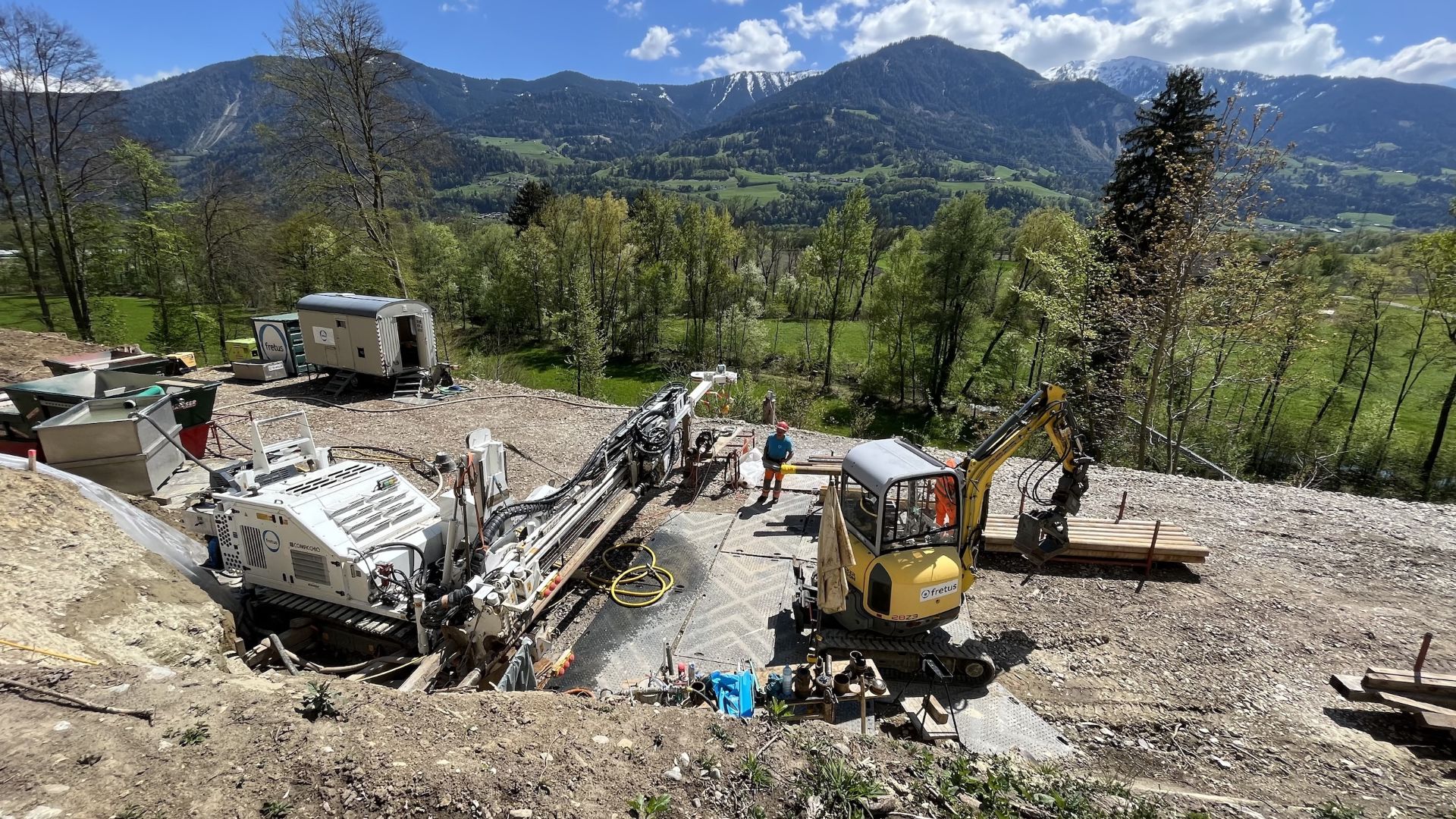 Bohrplatz mit Bergpanorama, Stans in Tirol