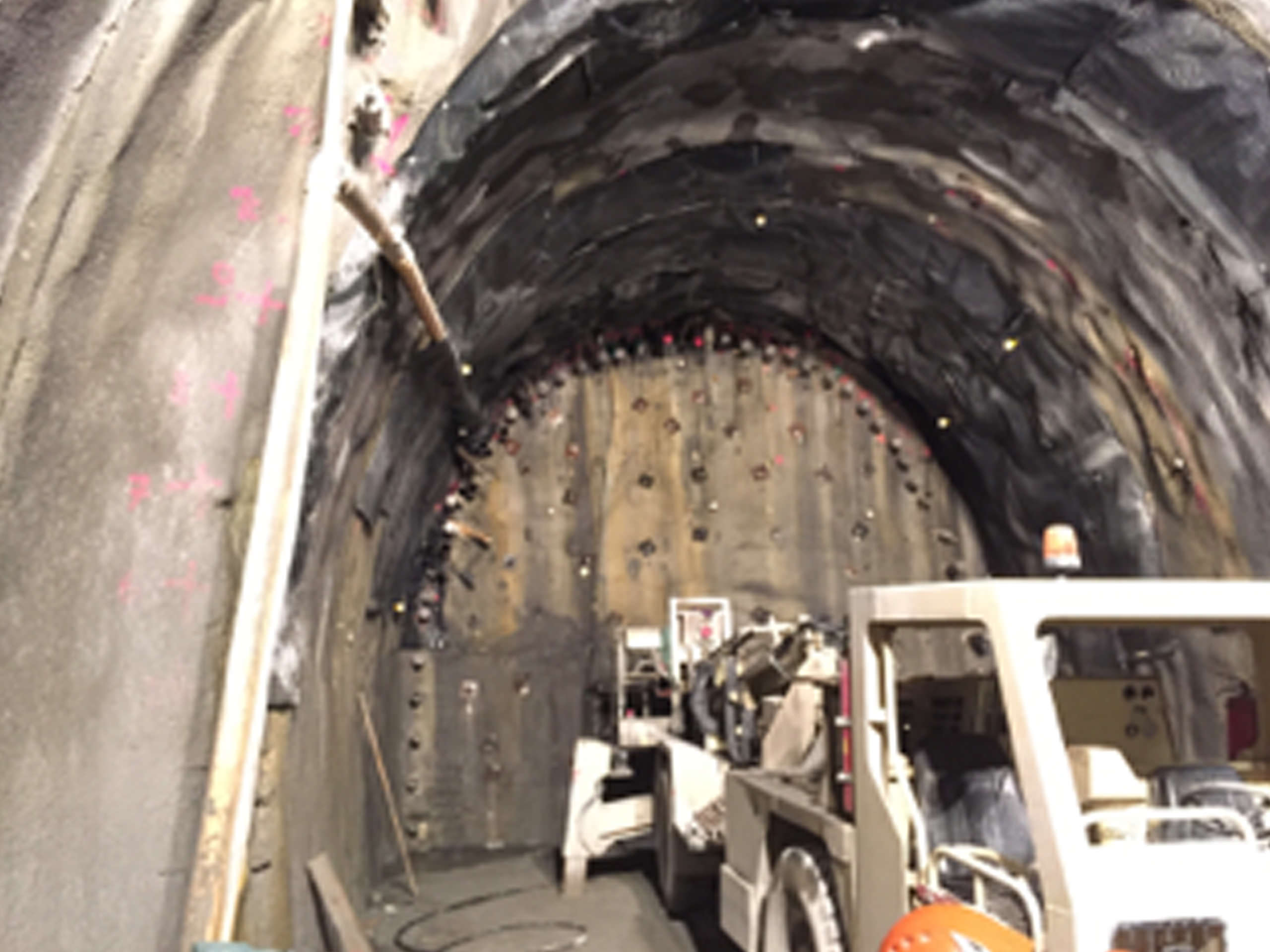 Tunnelanfang mit Bohrung und Maschine