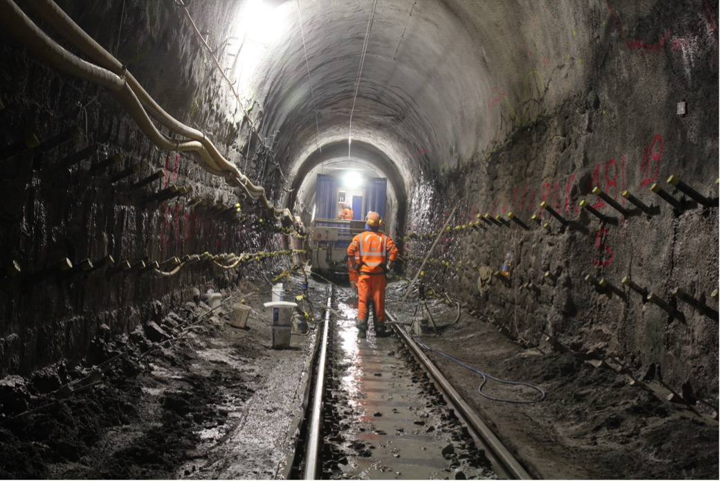 Arosertunnel mit Injektionsleitungen an der Tunnelwand