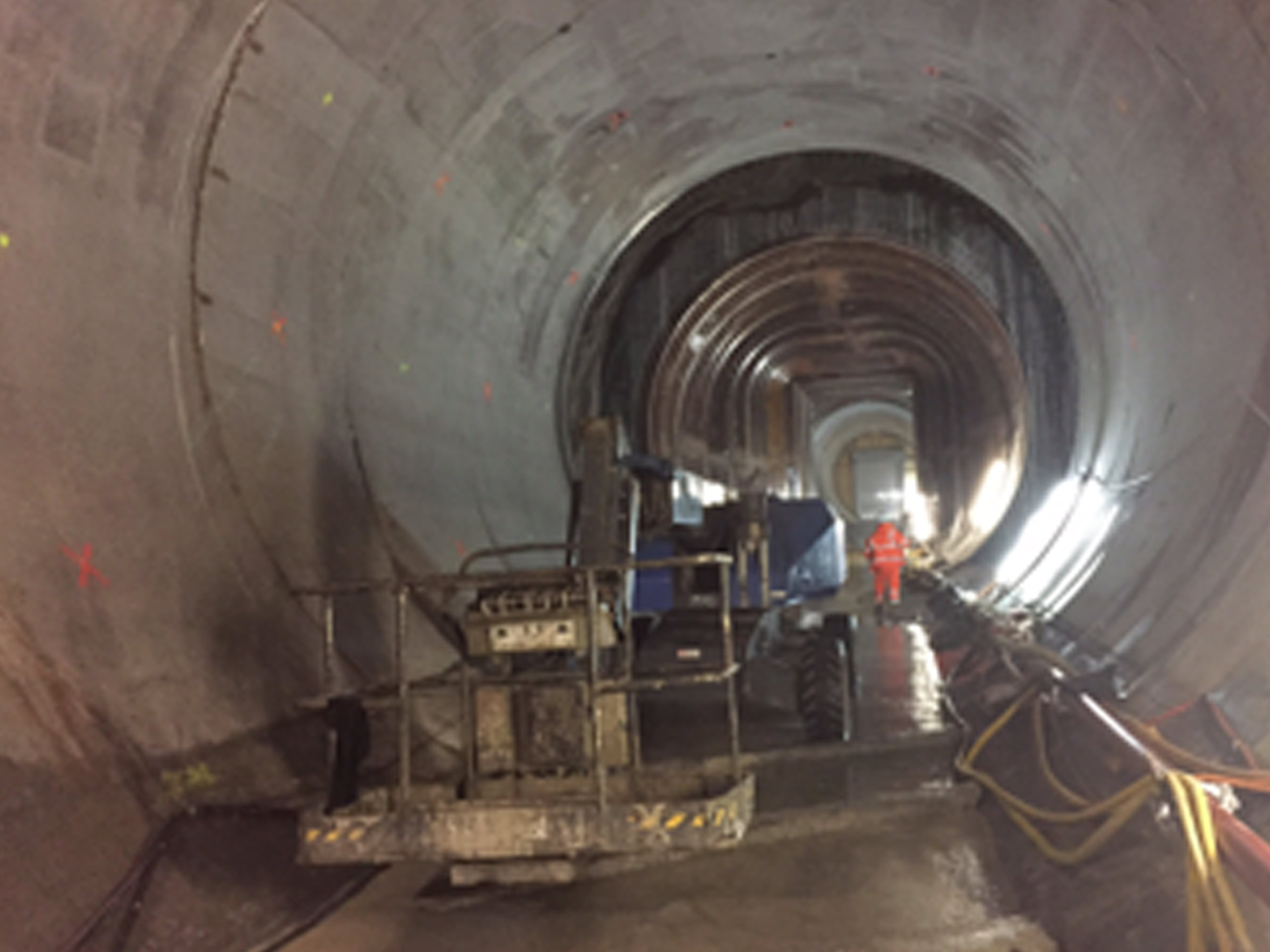 Bauarbeiter mit Bohrmaschine in Tunnel