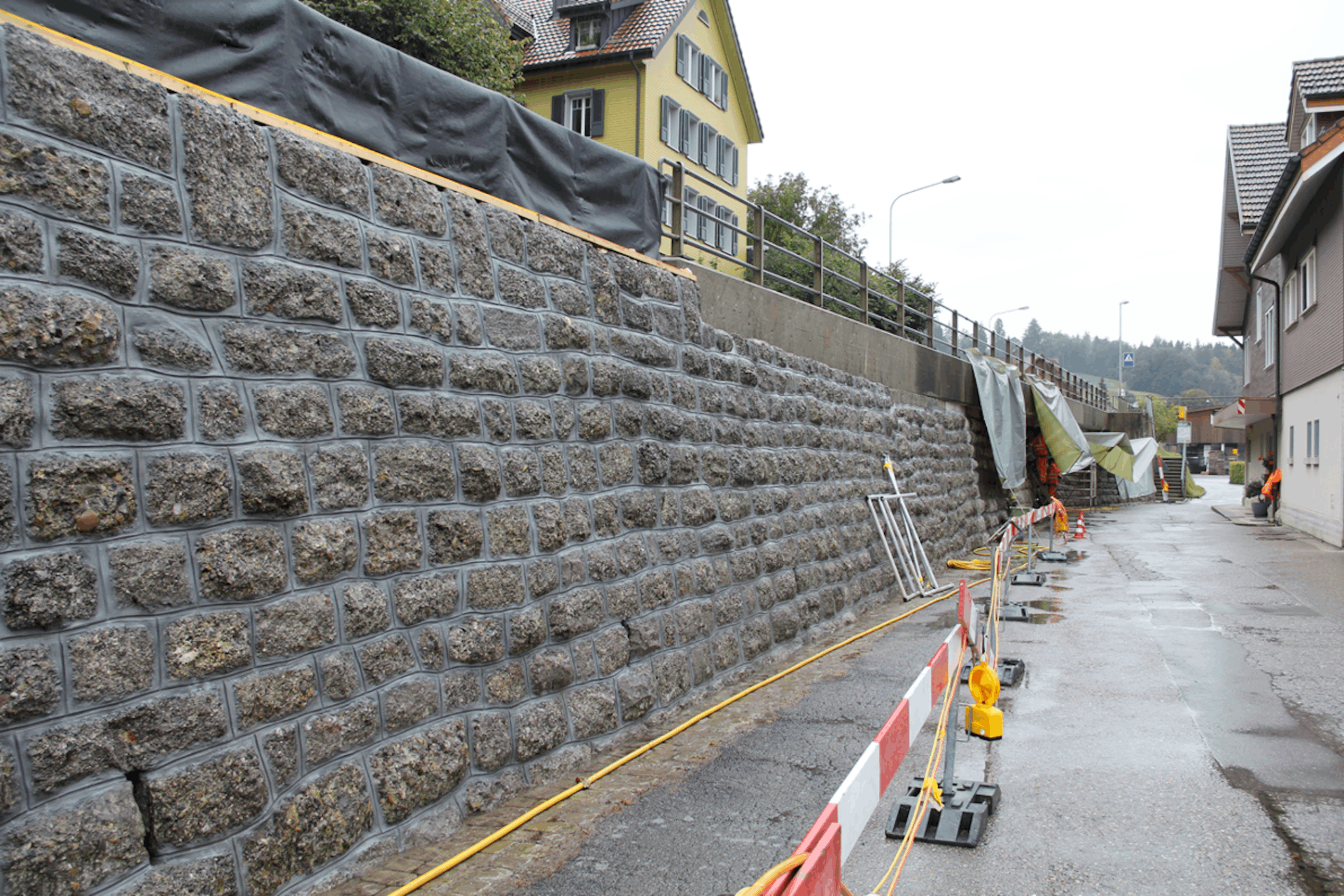 Sanierte Stützmauer entlang der Strasse, Schachen